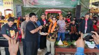 Ketua KKJST Sulteng, Sumarno, SE, secara simbolis memotong nasi tumpeng dalam semarak HUT Ke-3 Padepokan Sendhang Kinasih. FOTO: Mohammad Rizal/Filesulawesi.com