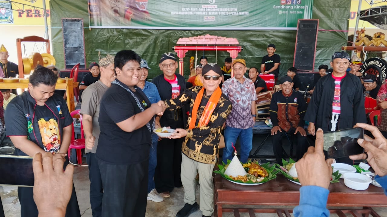Ketua KKJST Sulteng, Sumarno, SE, secara simbolis memotong nasi tumpeng dalam semarak HUT Ke-3 Padepokan Sendhang Kinasih. FOTO: Mohammad Rizal/Filesulawesi.com