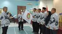 Ketua PGRI Sulteng, Syam Zaini, melantik Ketua Terpilih dan Pengurus Inti PGRI Kota Palu periode 2025-2030. FOTO: Mohammad Rizal/Filesulawesi.com