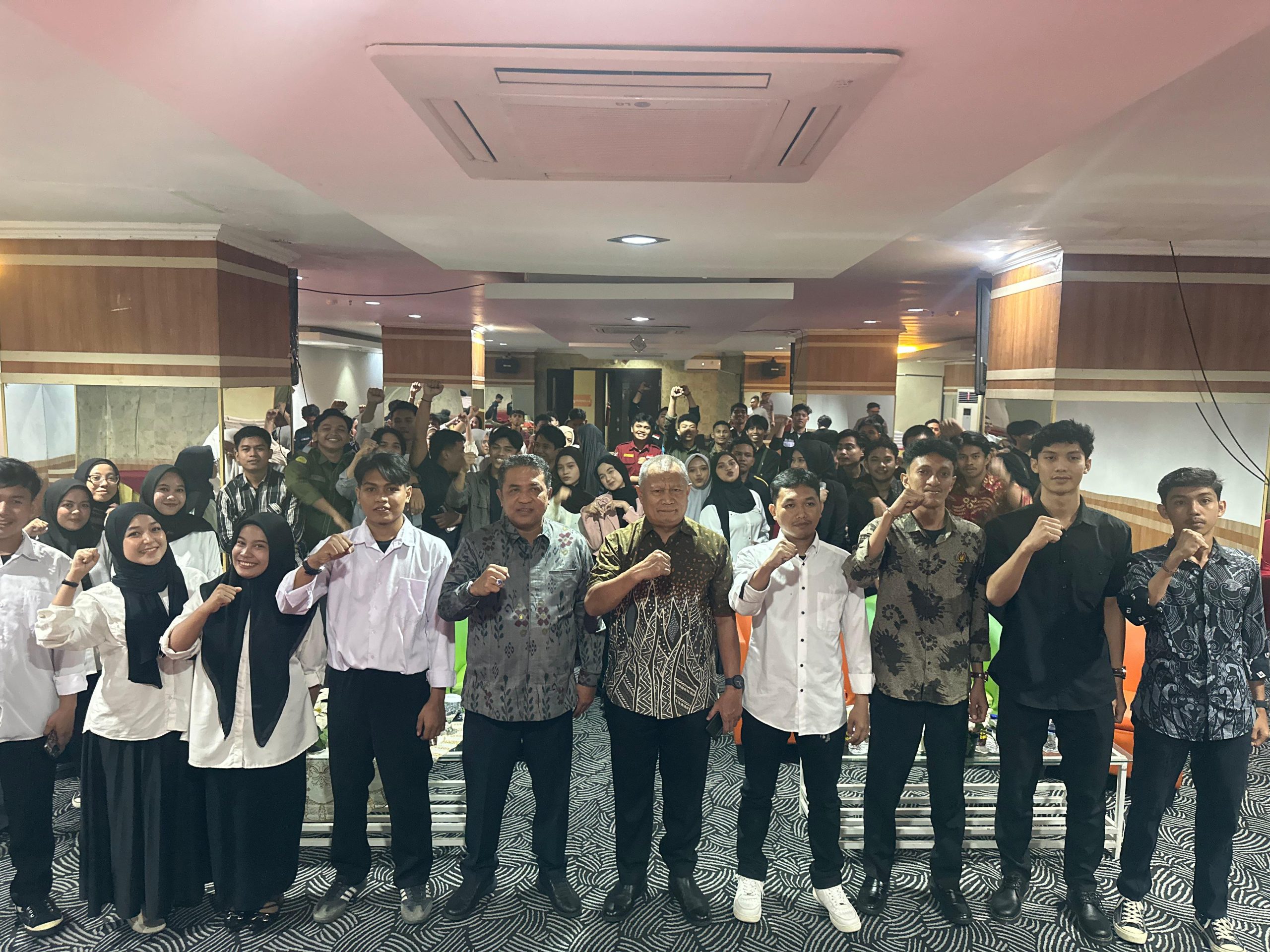 Pengukuhan Badan Pengurus Harian Ikatan Mahasiswa (IMA) Sulteng Makassar periode 2025–2026 dalam sebuah prosesi di Baruga Anging Mammiri, Losari, Makassar, Sabtu (5/7/2025).