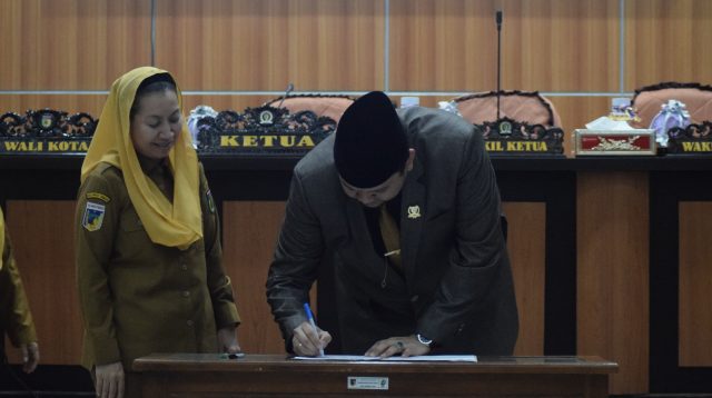 Penandatanganan berita acara persetujuan bersama antara Pimpinan DPRD dan Wali Kota Palu terhadap Ranperda Pertanggungjawaban Pelaksanaan APBD Tahun 2024