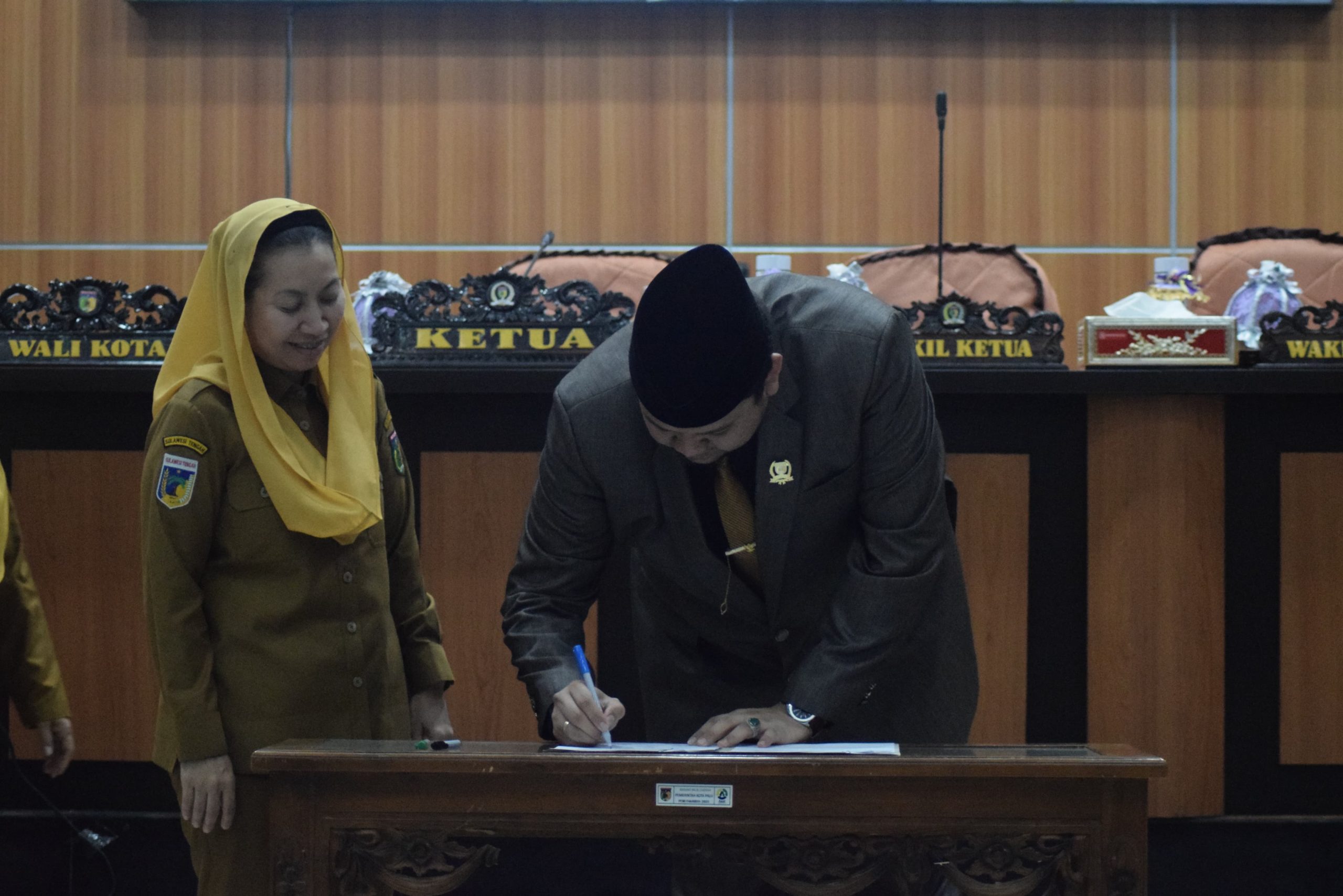 Penandatanganan berita acara persetujuan bersama antara Pimpinan DPRD dan Wali Kota Palu terhadap Ranperda Pertanggungjawaban Pelaksanaan APBD Tahun 2024