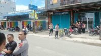 Personel Polsek Palu Selatan, terpantau menjaga area Kantor OMC yang mendadak ditutup. FOTO: IST