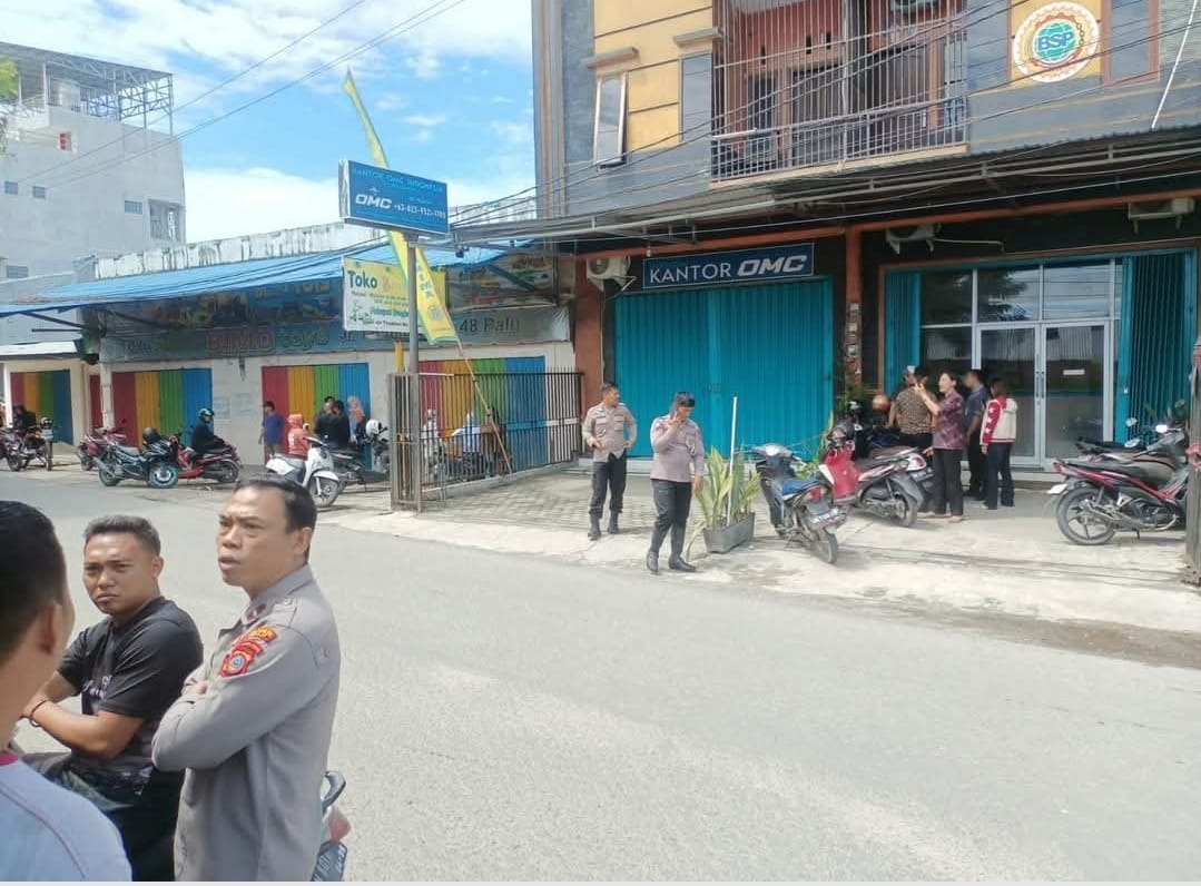 Personel Polsek Palu Selatan, terpantau menjaga area Kantor OMC yang mendadak ditutup. FOTO: IST