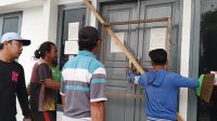 Penyegelan Kantor Kelurahan Balaroa. FOTO: Mohammad Rizal/Filesulawesi.com
