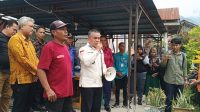 Aksi warga kelurahan di depan halaman kantor kelurahan Balaroa, Kota Palu. FOTO: Mohammad Rizal/Filesulawesi.com