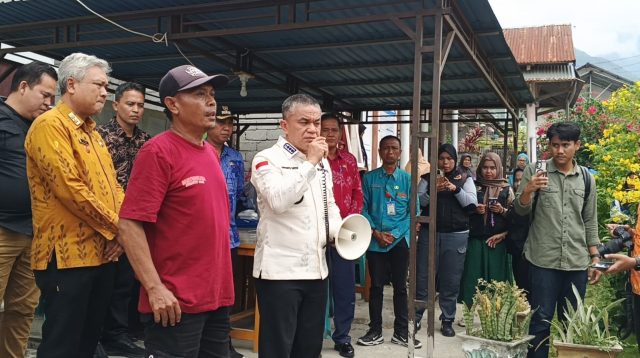 Aksi warga kelurahan di depan halaman kantor kelurahan Balaroa, Kota Palu. FOTO: Mohammad Rizal/Filesulawesi.com