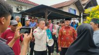 Aksi warga kelurahan di depan halaman kantor kelurahan Balaroa, Kota Palu. FOTO: Mohammad Rizal/Filesulawesi.com