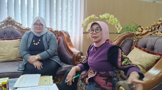 Kepala Dinas Sosial Sulteng Sitti Hasbia N. Zaenong, didampingi Plt Sekretaris / FOTO: Mohammad Rizal/Filesulawesi.com