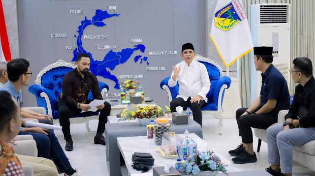 Gubernur Sulawesi Tengah Anwar Hafid menerima audiensi dari perwakilan asosiasi dealer mobil se-Sulteng di ruang kerjanya, Jumat (11/7/2025).