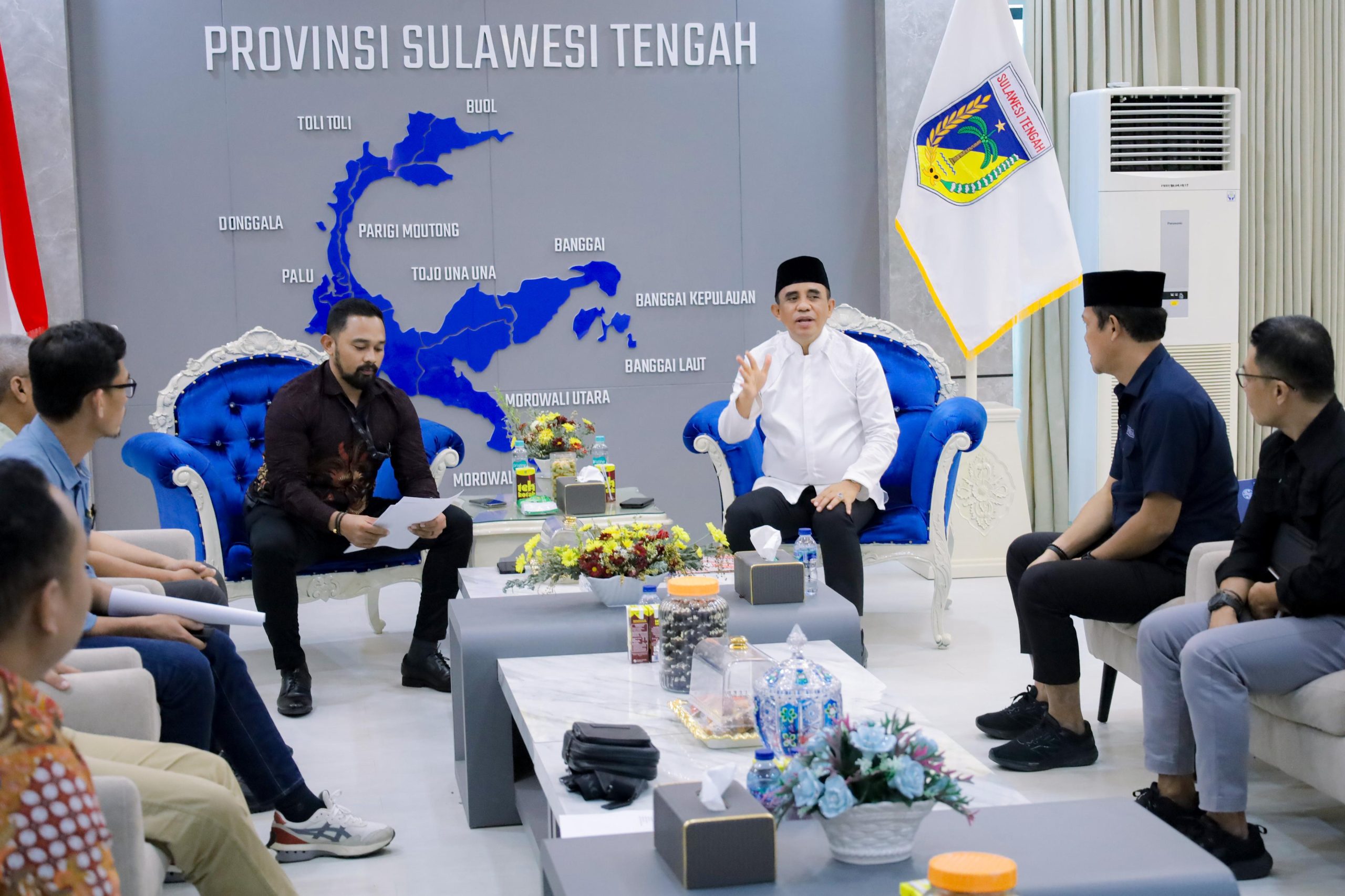 Gubernur Sulawesi Tengah Anwar Hafid menerima audiensi dari perwakilan asosiasi dealer mobil se-Sulteng di ruang kerjanya, Jumat (11/7/2025).