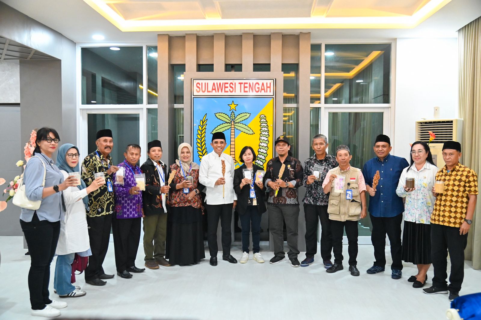 - Gubernur Sulawesi Tengah, Dr. H. Anwar Hafid, M.Si, menerima audiensi Ketua Sejati Petani Sorgum Indonesia (SEPASI) Provinsi Sulawesi Tengah, Laxmi Lanasir, bersama jajaran pengurus, di ruang kerjanya pada Jum'at (11/7/2025).