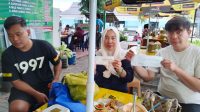 Erlangga (kiri) didampingi Ardi (kanan), saat memberikan keterangan resmi kepada sejumlah awak media. FOTO: Mohammad Rizal/Filesulawesi.com