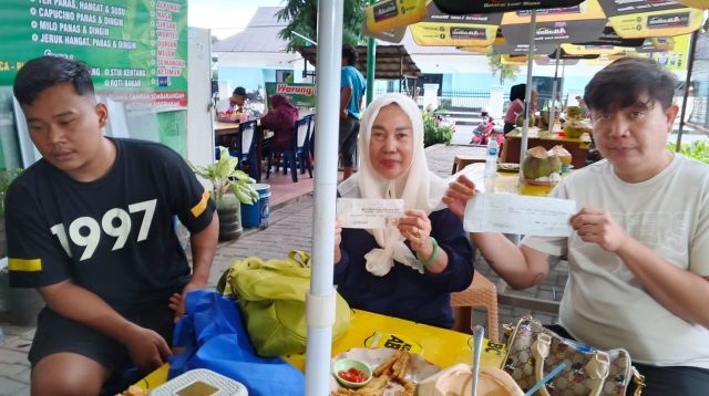 Erlangga (kiri) didampingi Ardi (kanan), saat memberikan keterangan resmi kepada sejumlah awak media. FOTO: Mohammad Rizal/Filesulawesi.com