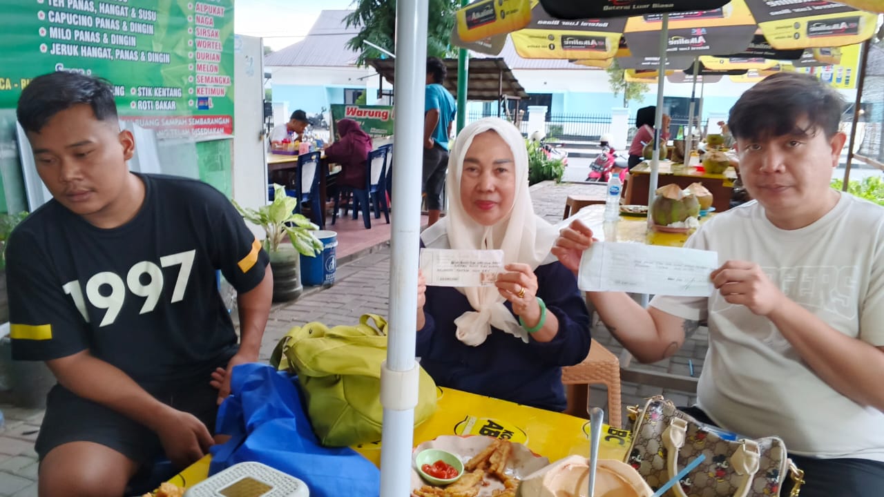 Erlangga (kiri) didampingi Ardi (kanan), saat memberikan keterangan resmi kepada sejumlah awak media. FOTO: Mohammad Rizal/Filesulawesi.com