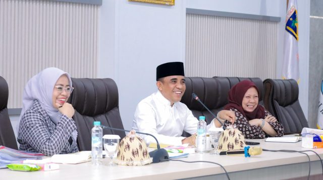 Gubernur Sulteng Dr H Anwar Hafid, Wakil Gubernur Sulteng dr Reny A Lamadjido, saat kegiatan rapat pimpinan. FOTO: IST