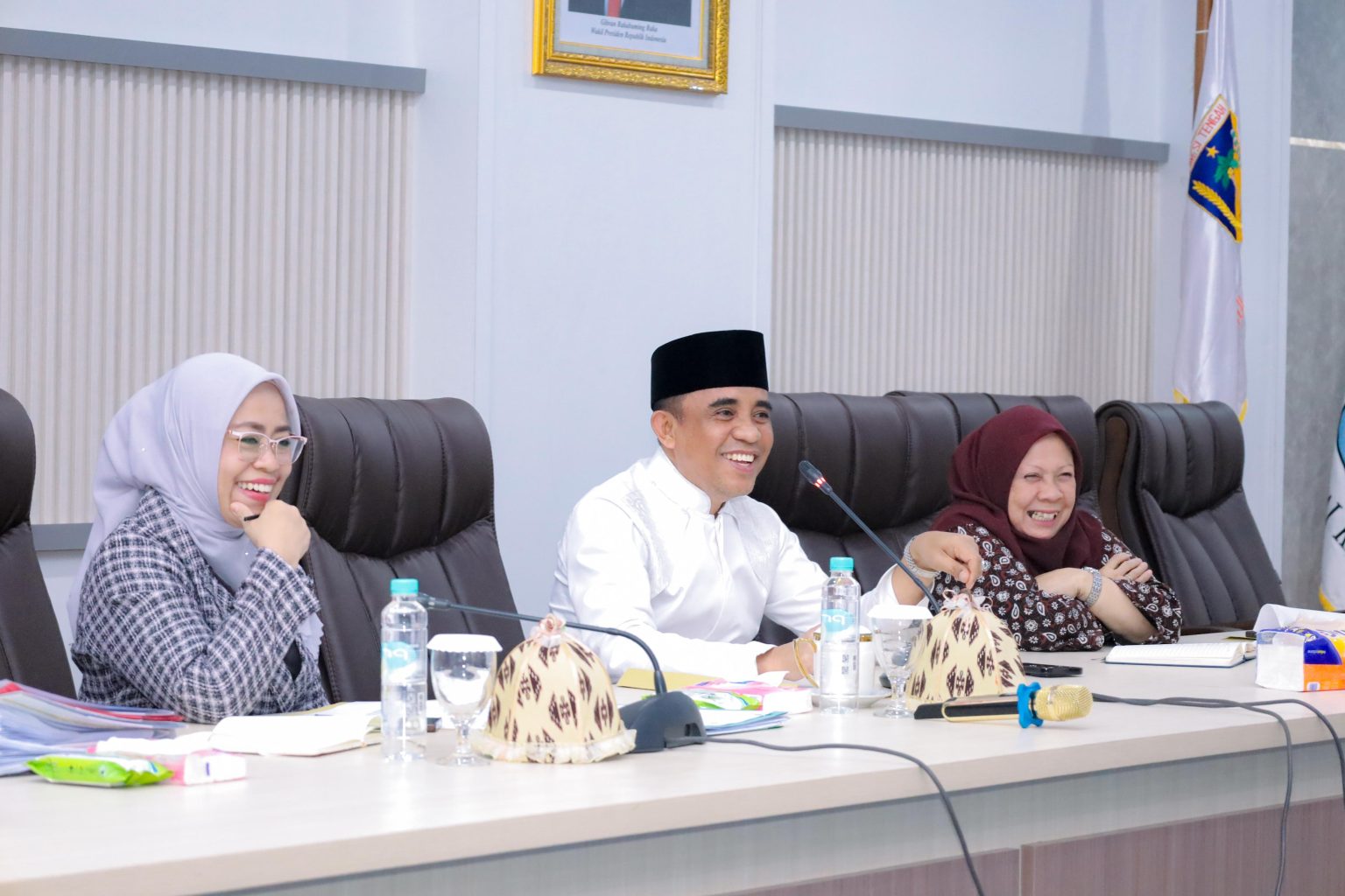 Gubernur Sulteng Dr H Anwar Hafid, Wakil Gubernur Sulteng dr Reny A Lamadjido, saat kegiatan rapat pimpinan. FOTO: IST