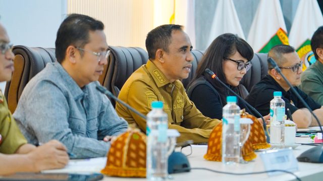 Gubernur Sulteng, H. Anwar Hafid saat menerima kunjungan tim verifikasi KORMI Nasional di Ruang Polibu, Kantor Gubernur Sulteng, Senin (14/7/2025).