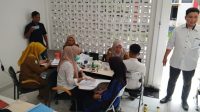 Siswa-siswi SR Tadulako Nambaso melakukan pemeriksaan kesehatan. FOTO: Mohammad Rizal/Filesulawesi.com