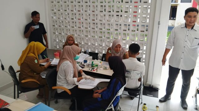Siswa-siswi SR Tadulako Nambaso melakukan pemeriksaan kesehatan. FOTO: Mohammad Rizal/Filesulawesi.com