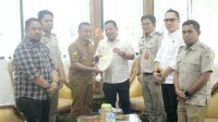 Penyerahan sertifikat Aset Pemerintah Kota Palu di ruang kerja Wali Kota Palu. FOTO: IST