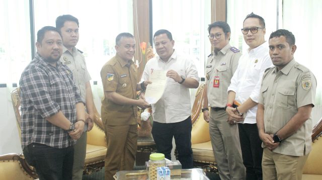 Penyerahan sertifikat Aset Pemerintah Kota Palu di ruang kerja Wali Kota Palu. FOTO: IST