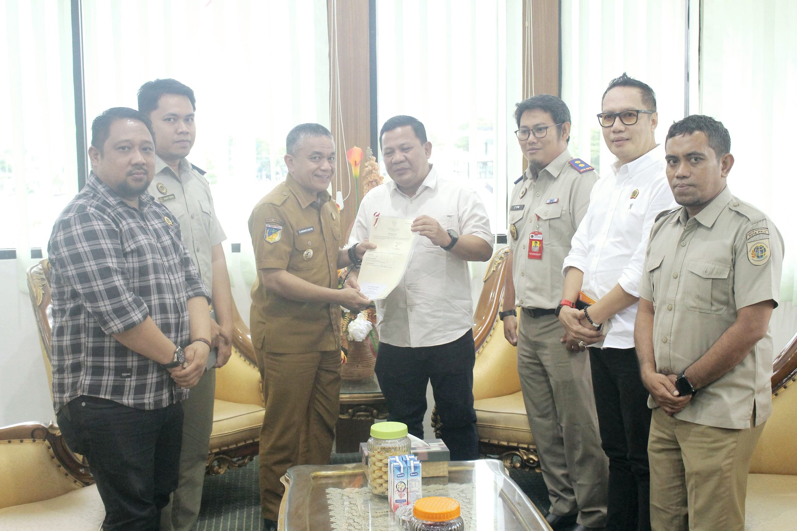 Penyerahan sertifikat Aset Pemerintah Kota Palu di ruang kerja Wali Kota Palu. FOTO: IST