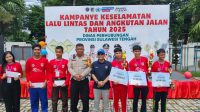 Siswa-siswi peraih juara mewakili sekolahnya, saat berfoto bersama dengan Kadishub Sulteng, Sumarno, SE, pejabat mewakili Dirlantas Polda Sulteng, dalam ajang Kampanye Keselamatan Lalin dan Angkutan Jalan tahun 2025. FOTO: Mohammad Rizal/Filesulawesi.com