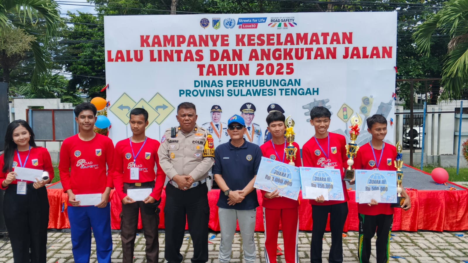 Siswa-siswi peraih juara mewakili sekolahnya, saat berfoto bersama dengan Kadishub Sulteng, Sumarno, SE, pejabat mewakili Dirlantas Polda Sulteng, dalam ajang Kampanye Keselamatan Lalin dan Angkutan Jalan tahun 2025. FOTO: Mohammad Rizal/Filesulawesi.com