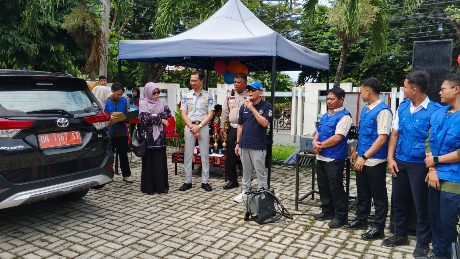 Kadisbub Sulteng, Sumarno, SE, resmi memulai layanan BLUE dengan sasaran Mobil dinas plat merah Sekwan serta mobil pejabat DPRD Sulteng. FOTO: Mohammad Rizal/Filesulawesi.com