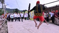 Upacara adat dibuka dengan tarian Raego, simbol syukur dan kegembiraan masyarakat atas kunjungan kepala daerah.