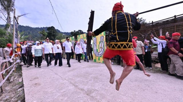 Upacara adat dibuka dengan tarian Raego, simbol syukur dan kegembiraan masyarakat atas kunjungan kepala daerah.