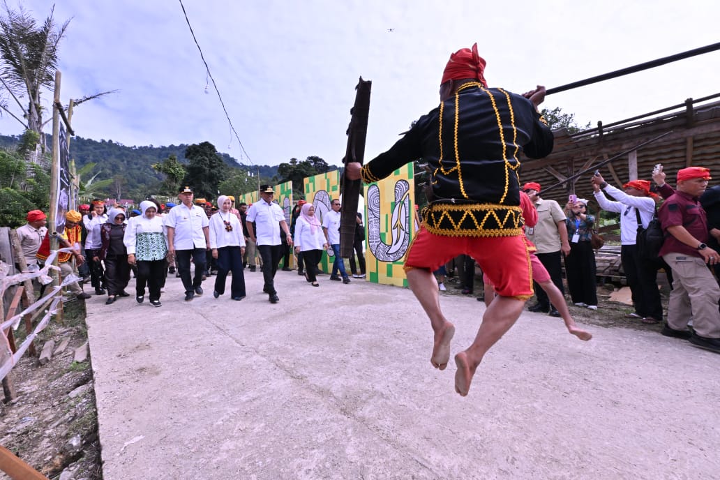 Upacara adat dibuka dengan tarian Raego, simbol syukur dan kegembiraan masyarakat atas kunjungan kepala daerah.