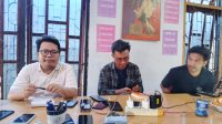 Manager Kajian Analisis dan pendampingan Hukum Walhi Sulteng, Sandy Prasetia Makal (kiri), Direktur Pelaksana Yayasan Tanah Merdeka, Richard F Labiro (tengah) dan Koordinator Eksekutif Jatam Sulteng, Moh Taufik (kanan), saat menggelar konferensi pers bersama awak media, Minggu (20/7/2025) sore.