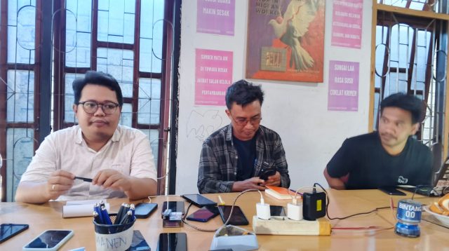 Manager Kajian Analisis dan pendampingan Hukum Walhi Sulteng, Sandy Prasetia Makal (kiri), Direktur Pelaksana Yayasan Tanah Merdeka, Richard F Labiro (tengah) dan Koordinator Eksekutif Jatam Sulteng, Moh Taufik (kanan), saat menggelar konferensi pers bersama awak media, Minggu (20/7/2025) sore.