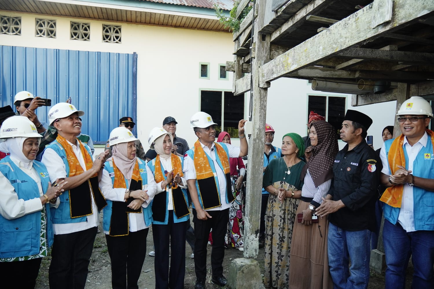 Gubernur Sulawesi Tengah, H. Anwar Hafid, meresmikan jaringan listrik di Desa Olu, Kecamatan Lindu, Jumat (8/7/2025).