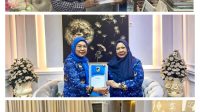 Sdr. Neng Elly, bersama Sekdaprov Sulteng Dra. Novalina, MM, (atas), Neng Elly bersama Wakil Gubernur, dr. Reni Lamadjido (tengah), serta Saudari Neng Elly bersama Gubernur Sulawesi Tengah, Dr. Anwar Hafid, M.Si, (bawah). FOTO: IST