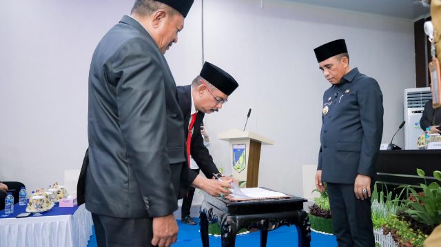 Gubernur Sulawesi Tengah H. Anwar Hafid melantik Ajengkris sebagai Kepala Dinas Energi dan Sumber Daya Mineral (ESDM) Provinsi Sulteng