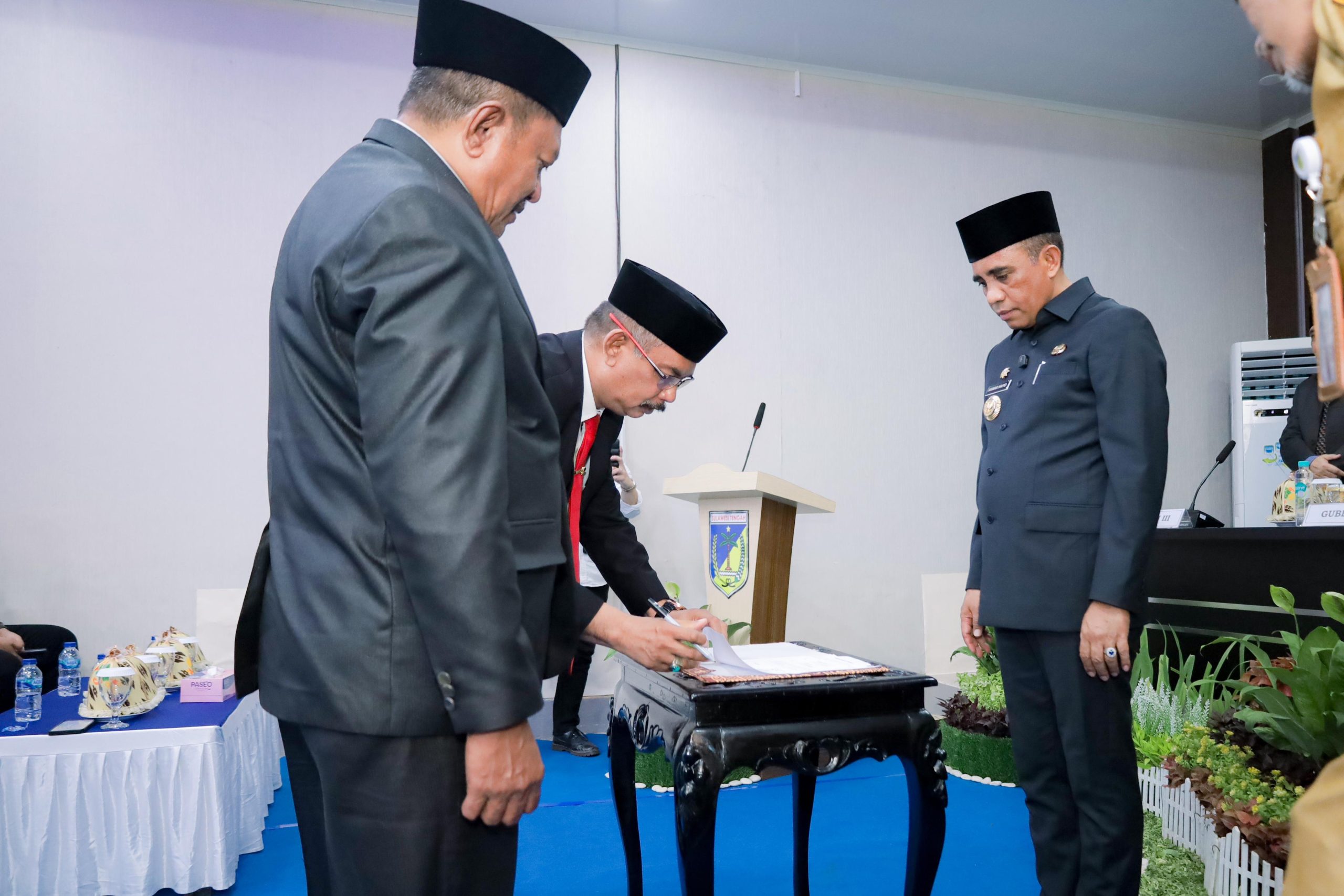 Gubernur Sulawesi Tengah H. Anwar Hafid melantik Ajengkris sebagai Kepala Dinas Energi dan Sumber Daya Mineral (ESDM) Provinsi Sulteng
