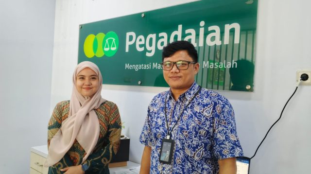 Kepala Kantor Pegadaian UPC Bambaru, M Azkhar Minullah (kanan).