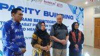Wakil Gubernur Sulteng, dr Reny A Lamadjido (dua dari kiri), Direktur ESQ Ary Ginanjar Agustian (dua dari kanan), Sekdaprov Sulteng, Novalina (kanan) serta Plt Kepala BPSDMD Sulteng, Dr. Moh. Yasin Baculu (kiri), saat melakukan konferensi pers bersama sejumlah awak media, Rabu (23/7/2025) malam. FOTO: Mohammad Rizal/Filesulawesi.com