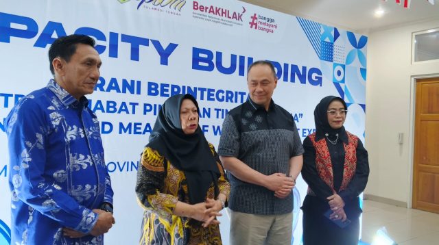Wakil Gubernur Sulteng, dr Reny A Lamadjido (dua dari kiri), Direktur ESQ Ary Ginanjar Agustian (dua dari kanan), Sekdaprov Sulteng, Novalina (kanan) serta Plt Kepala BPSDMD Sulteng, Dr. Moh. Yasin Baculu (kiri), saat melakukan konferensi pers bersama sejumlah awak media, Rabu (23/7/2025) malam. FOTO: Mohammad Rizal/Filesulawesi.com