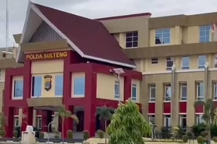 Kantor Polda Sulteng beralamat di sekitar jalan Soekarno Hatta, Kota Palu.