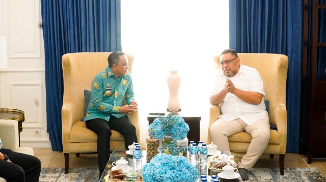 Gubernur Sulawesi Tengah, H. Anwar Hafid, menerima kunjungan Direktur Jenderal Prasarana dan Sarana Pertanian (PSP) Kementerian Pertanian RI, Andi Nur Alam Syah, di kediamannya, Kamis (24/7/2025).