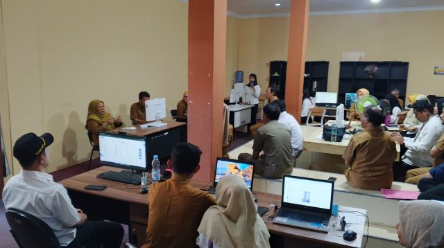 Wakil Gubernur Sulteng dr Reny A Lamadjido, mengunjungi dan meninjau langsung ruang server Dinas Pendidikan Sulteng, dalam percepatan proses penyelesaian verifikasi dan validasi data beasiswa mahasiswa pada BERANI Cerdas, Senin (28/7/2025) siang.