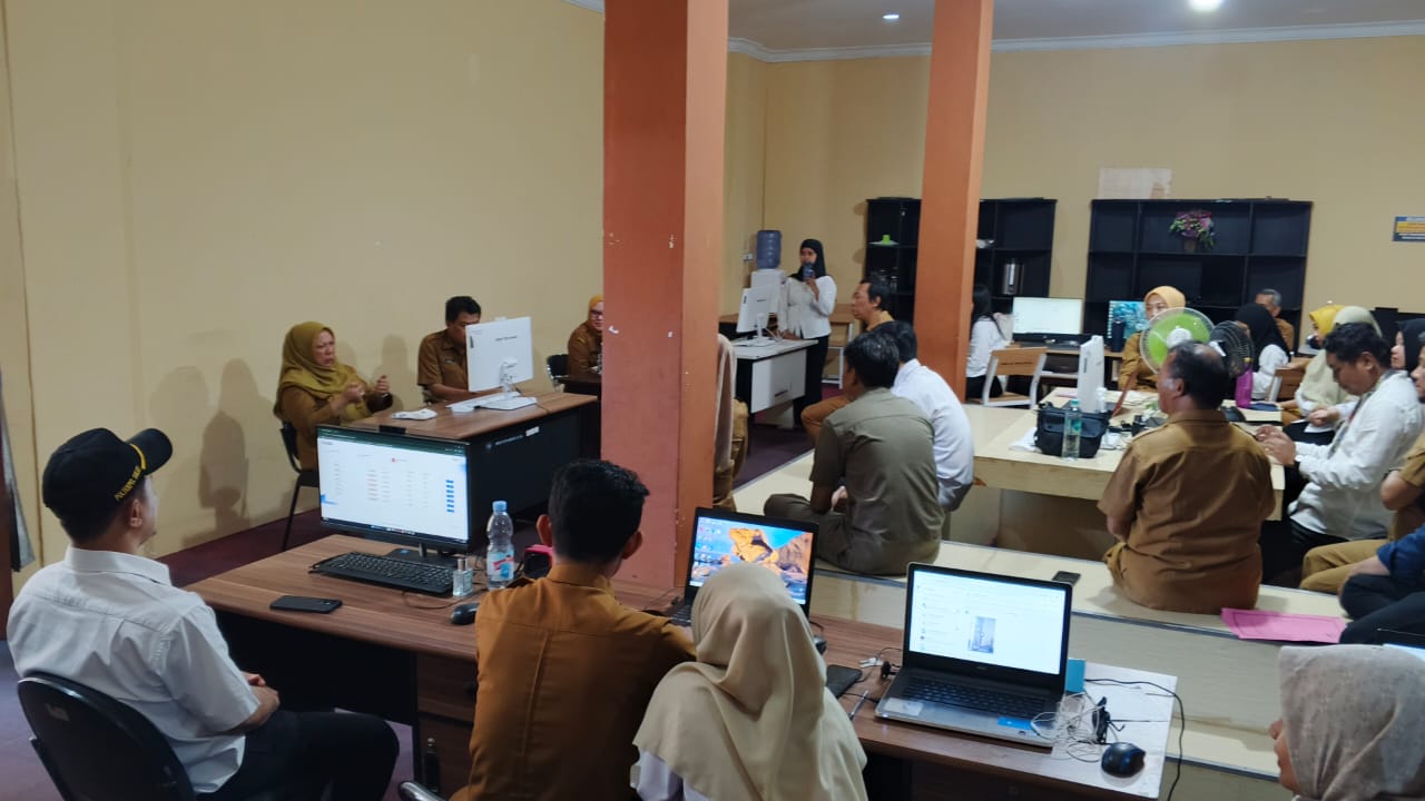 Wakil Gubernur Sulteng dr Reny A Lamadjido, mengunjungi dan meninjau langsung ruang server Dinas Pendidikan Sulteng, dalam percepatan proses penyelesaian verifikasi dan validasi data beasiswa mahasiswa pada BERANI Cerdas, Senin (28/7/2025) siang.