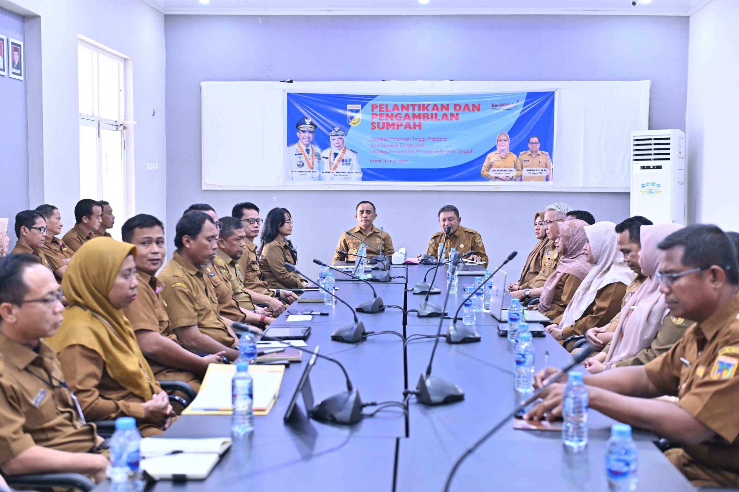 Dipimpin langsung Gubernur Sulawesi Tengah, Dr. H. Anwar Hafid, M.Si. Rapat berlangsung di Aula Dinas Energi dan Sumber Daya Mineral (ESDM) pada Senin (28/7/2025)