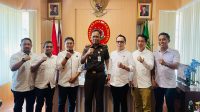 Kepala Kantor (Kakan) Pertanahan Kota Palu, Susetyo Nugroho, S.Kom, M.Sc, didampingi Kasi Penetapan Hak dan Pendaftaran, Dr. Syariatudin, M.A.P, Kasi Survei dan Pemetaan, Fahrul, M.A.P, beserta jajaran pejabat pelaksana bersilaturahim ke Kejaksaan Negeri Palu.