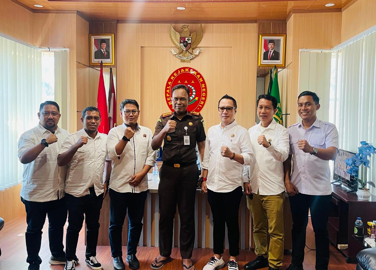 Kepala Kantor (Kakan) Pertanahan Kota Palu, Susetyo Nugroho, S.Kom, M.Sc, didampingi Kasi Penetapan Hak dan Pendaftaran, Dr. Syariatudin, M.A.P, Kasi Survei dan Pemetaan, Fahrul, M.A.P, beserta jajaran pejabat pelaksana bersilaturahim ke Kejaksaan Negeri Palu.
