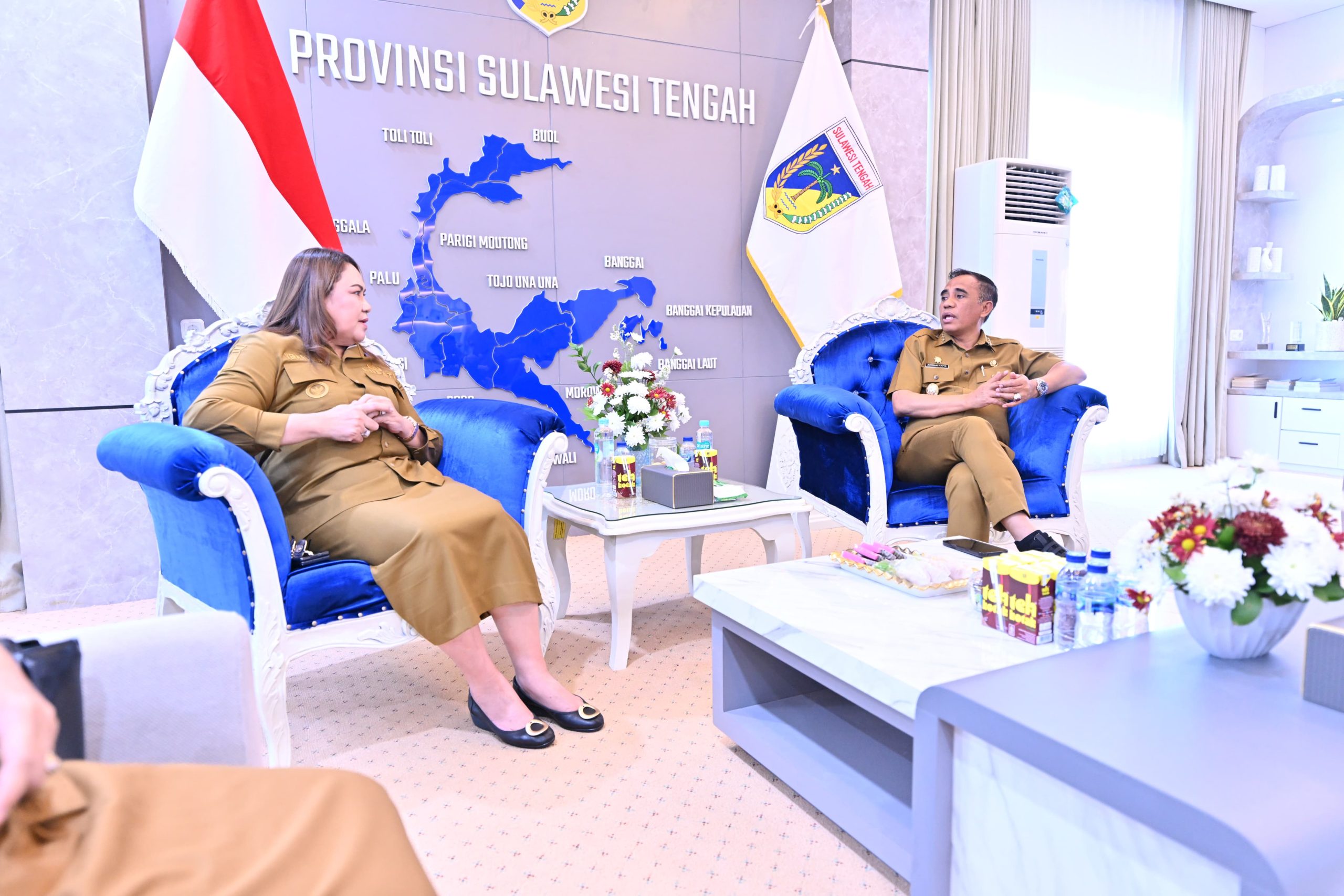 Gubernur Sulawesi Tengah, Dr. H. Anwar Hafid, M.Si, menerima audiensi Bupati Donggala, Vera Laruni, di ruang kerjanya, pada Selasa (29/7/2025).